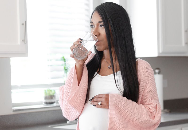 pregnant woman hydrating
