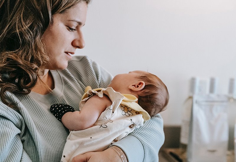 mom with port partum depression holding a baby